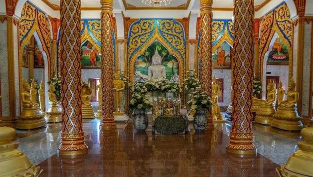 Rechts vom Haupttempel befindet sich der große Chedi. Im Inneren finden sich zahlreiche kleinere und größere Buddhastatuen. An den Wänden sind Szenen aus dem Leben des Buddhas aufgemalt.